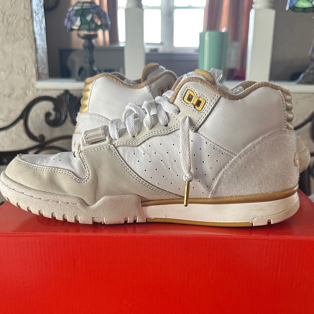 Nike Men’s White and Gold Sneakers - Picture 7 of 15